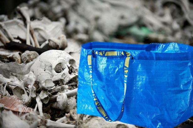 Σουηδία: Ανακάλυψε 80 σκελετούς σε τσάντες πολυκαταστήματος! (photo)