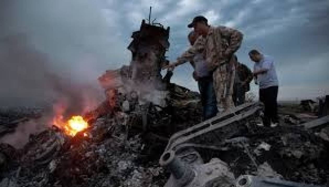 Ουκρανία: Βρέθηκαν κι άλλα πτώματα στον τόπο της συντριβής του Boeing 777