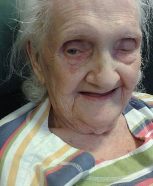 Συγκλονιστικές εικόνες: Νοσοκόμα κακοποιεί ηλικιωμένη (pics+video)