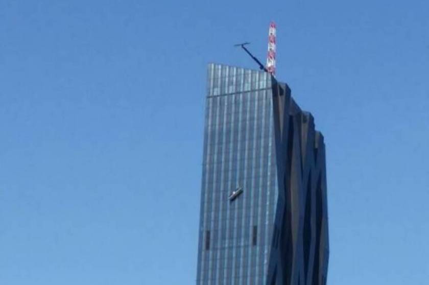 Βιέννη: Υαλοκαθαριστές αιωρούνταν σε ουρανοξύστη! (photos)
