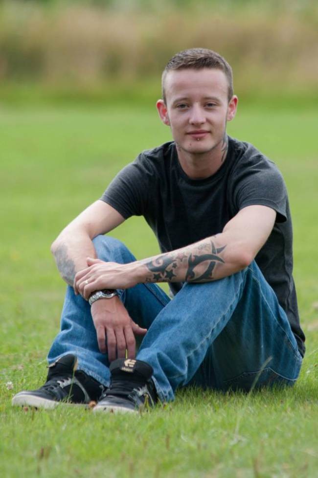Βρετανία: DJ αποκτά γεννητικά όργανα με τατουάζ από το χέρι του! (photos)