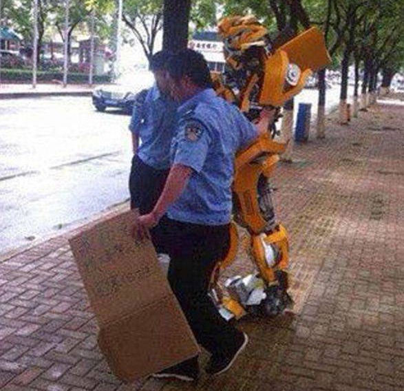 Συνελήφθη ζητιάνος ντυμένος... transformer! (pics)