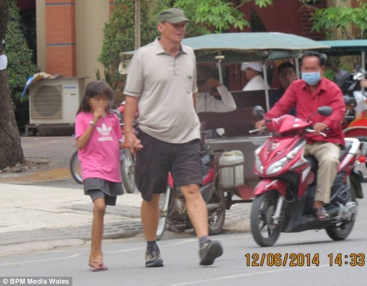 Σοκ: Παιδεραστής απεικονίζεται να περπατά με ανήλικα κορίτσια! (εικόνες)