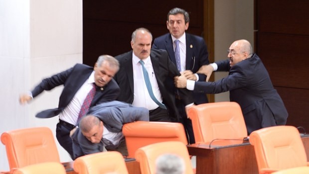 Άναψαν τα αίματα στην τουρκική βουλή! Πιάστηκαν στα χέρια  (pics+video)