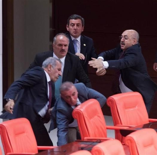 Άναψαν τα αίματα στην τουρκική βουλή! Πιάστηκαν στα χέρια  (pics+video)