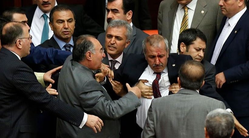 Τουρκία: Αγριο ξύλο και τραυματισμοί στην βουλή (video-photos)