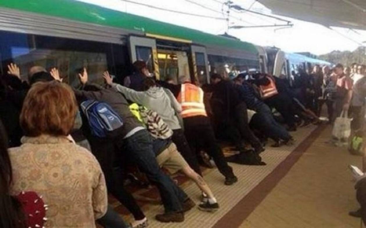 Απίστευτο βίντεο ανθρωπιάς: Έσπρωξαν το τρένο για να τον απεγκλωβίσουν