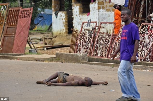 Σοκ: Αφήνουν τους νεκρούς από Έμπολα να σαπίζουν στο δρόμο! (σκληρές εικόνες)