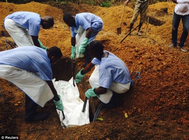 Σοκ: Αφήνουν τους νεκρούς από Έμπολα να σαπίζουν στο δρόμο! (σκληρές εικόνες)