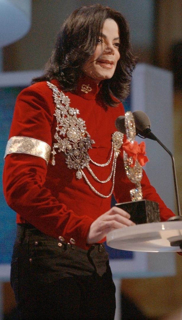 Ισχυρίζεται ότι βιάστηκε από τον Michael Jackson και ζητά... αποζημίωση!(pics+video)