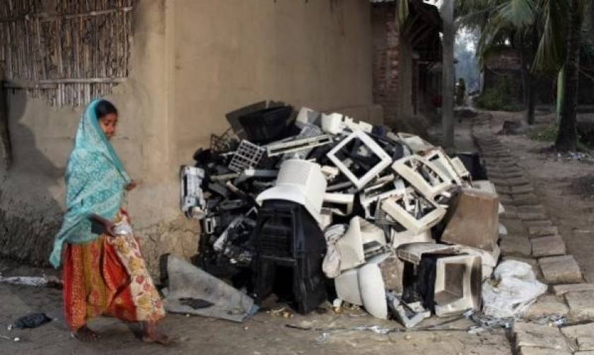 Ινδία: Συγκλονιστικές εικόνες παιδιών που ζουν μέσα σε τόνους ηλεκτρονικών σκουπιδιών!
