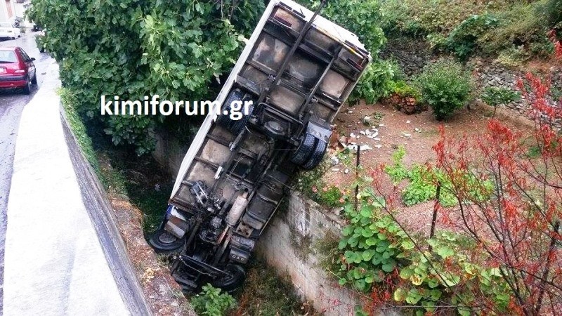 Κύμη: Φορτηγό έπεσε σε χαντάκι 3 μέτρων (pics)