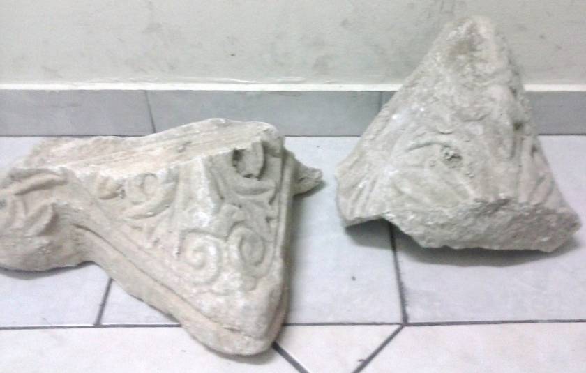 Ελευσίνα: Συνελήφθη αρχαιοκάπηλος με πλήθος αντικειμένων (pics)