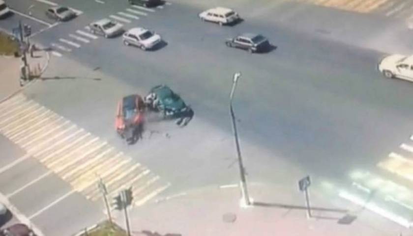 Θαύμα: Δίδυμα πετάγονται από αμάξι μετά από συγκλονιστικό τροχαίο! (βίντεο)