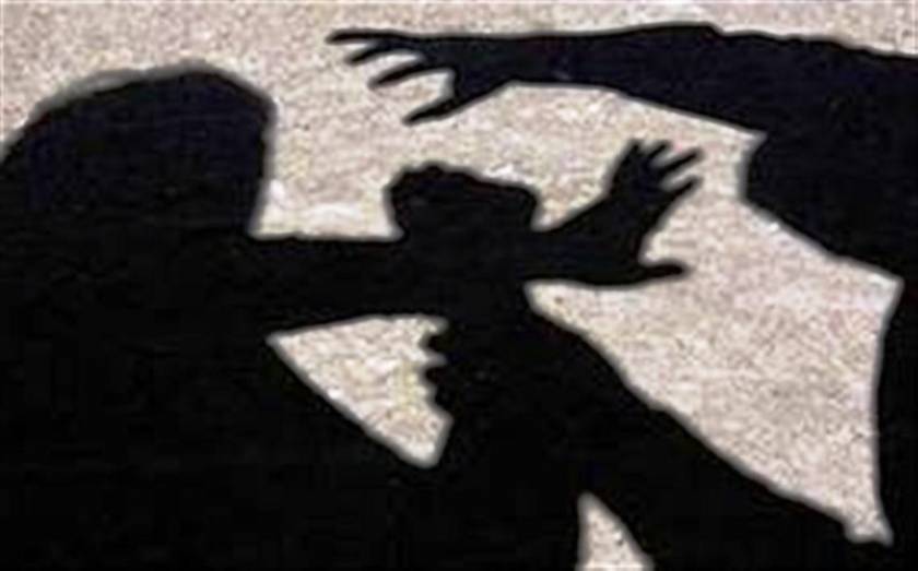 Τρίκαλα: 34χρονη ξυλοκοπήθηκε από τον άντρα της - Έρευνες για τον δράστη