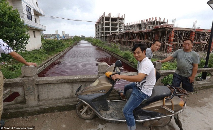 Κίνα: Ποτάμι άλλαξε χρώμα σε μια νύχτα! (video+photos)