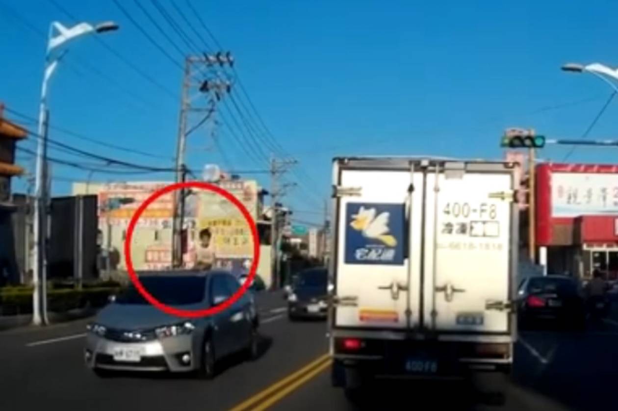 Ταϊβάν: Οδηγούσαν με ένα παιδί στην οροφή του αυτοκινήτου (vid)