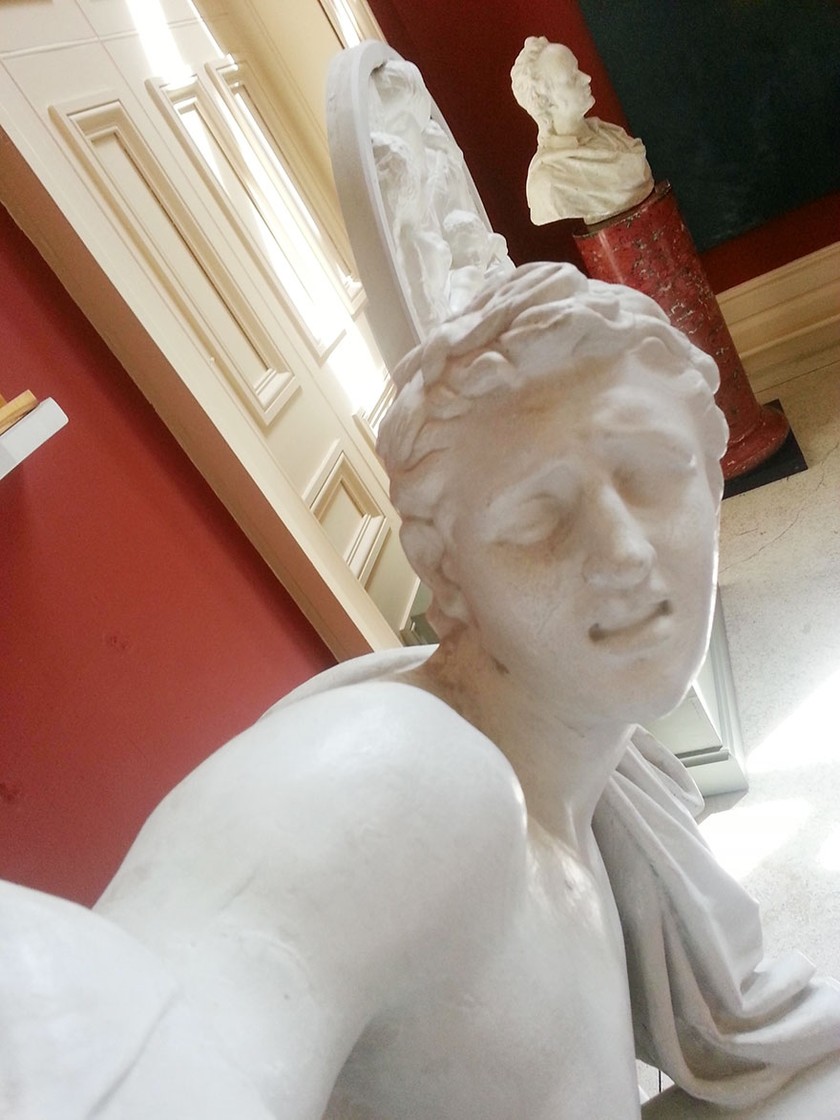Μας άφησαν άφωνους: Δείτε αγάλματα να… βγάζουν selfies (pics)!