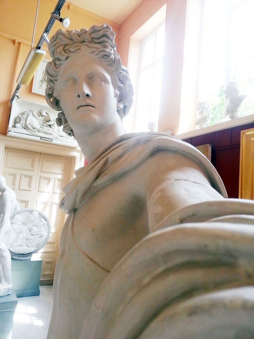 Μας άφησαν άφωνους: Δείτε αγάλματα να… βγάζουν selfies (pics)!