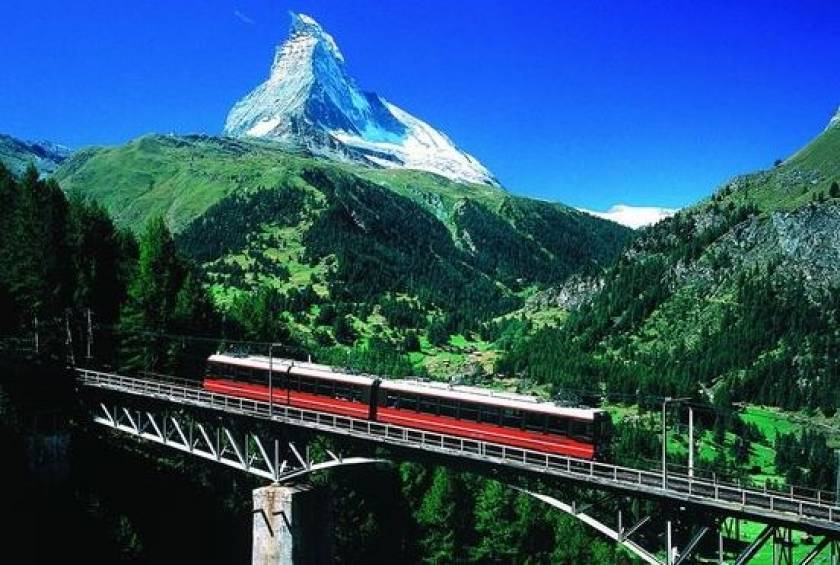 Ελβετία: Εκτροχιασμός τρένου - Βαγόνια κρέμονται σε χαράδρα (pics)