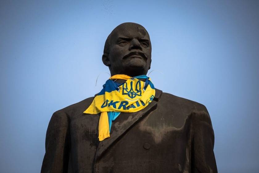 Το άγαλμα του Λένιν στα χρώματα της Ουκρανίας