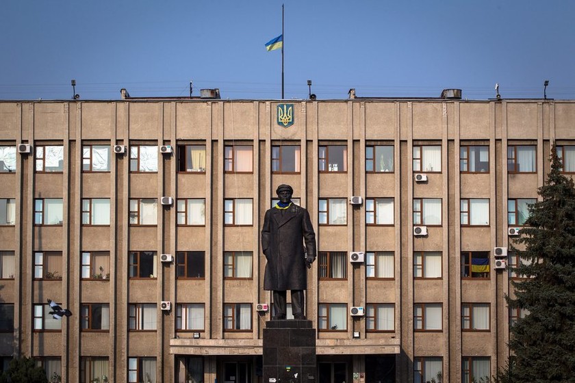 Το άγαλμα του Λένιν στα χρώματα της Ουκρανίας