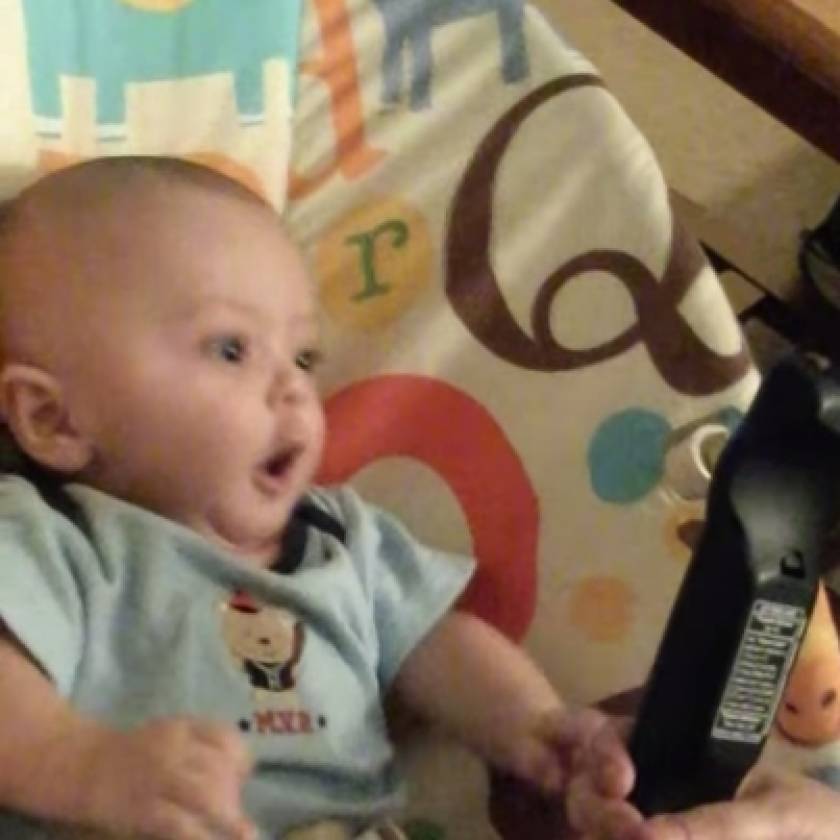 Μωρό ενθουσιάζεται… με το τηλεκοντρόλ της τηλεόρασης! (vid)