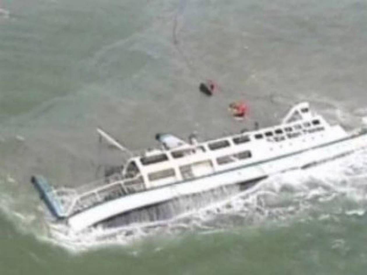 Βούλιαξε σκάφος στην Ινδονησία – Αγνοούνται 15 τουρίστες