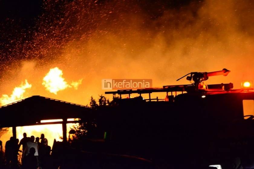 Κεφαλονιά: Ολονύχτια μάχη με τις φλόγες σε Βλαχάτα – Λουρδά