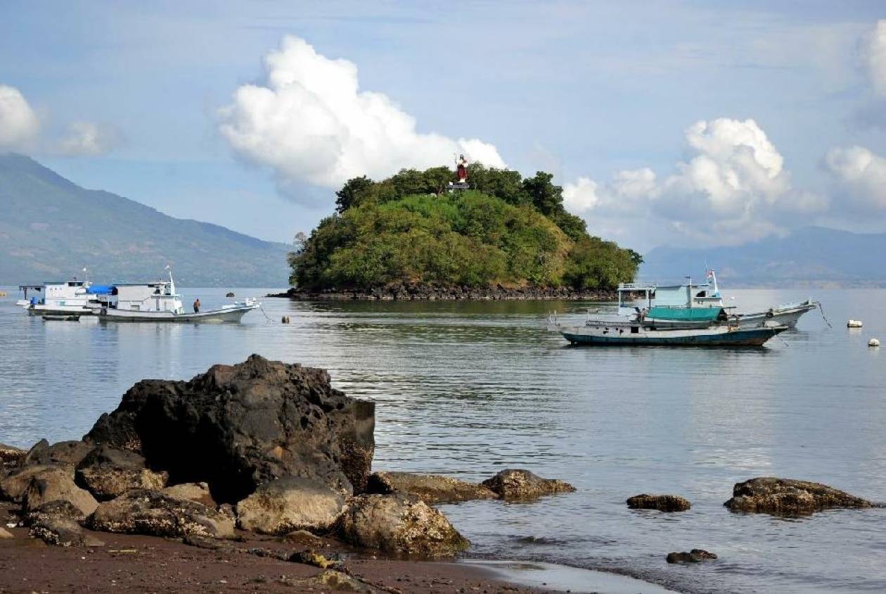 Βύθιση τουριστικού σκάφους με 25 επιβάτες στην Ινδονησία