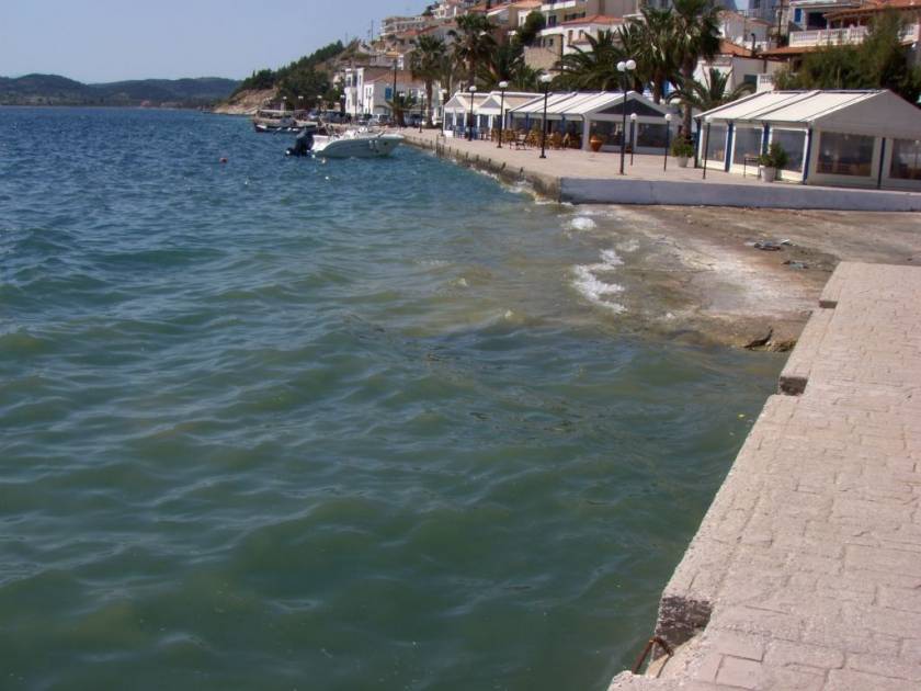 Αστικά λύματα κατέληξαν στην παραλία της Αιδηψού