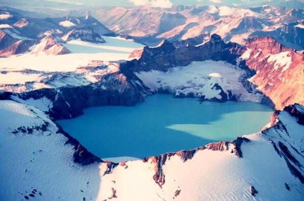 «Βόλτα» στις ωραιότερες ηφαιστειακές λίμνες της Γης 