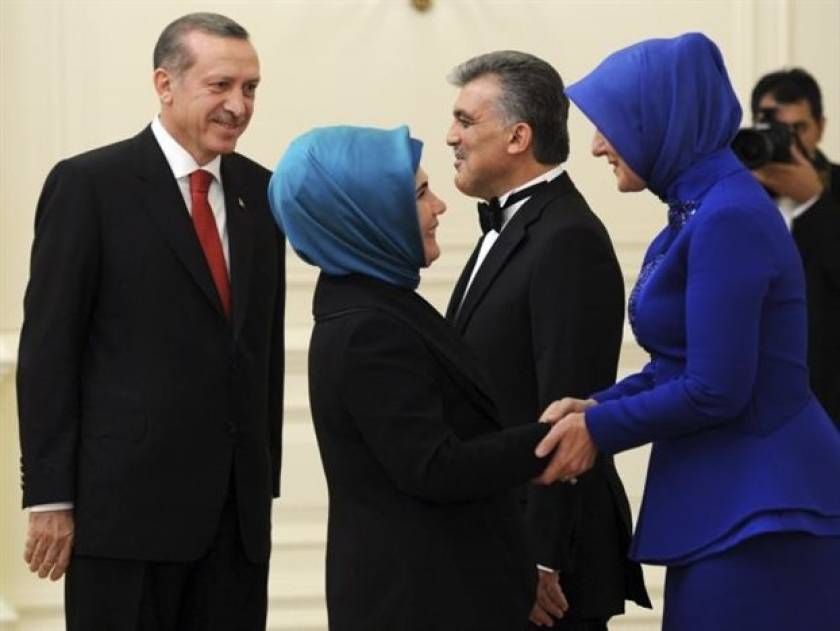 Τουρκία: Εξοργισμένη η σύζυγος του Γκιουλ με το περιβάλλον Ερντογάν