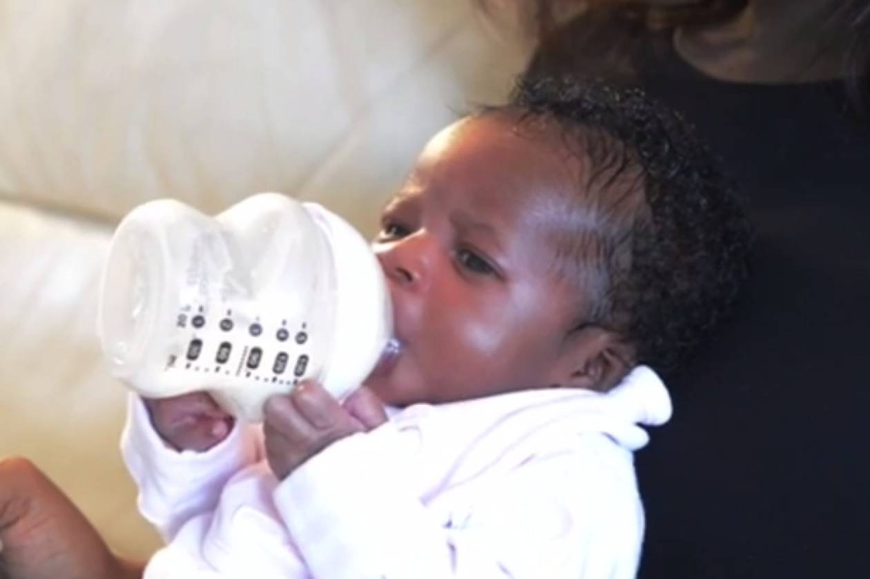 Βρετανία: Μωράκι τριών ημερών πίνει μόνο του γάλα από το μπιμπερό! (video+photos)