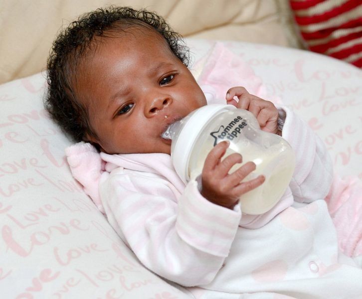 Βρετανία: Μωράκι τριών ημερών πίνει μόνο του γάλα από το μπιμπερό! (video+photos)