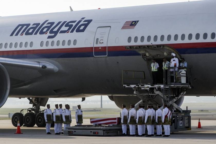 Έφτασαν στη Μαλαισία οι σοροί τριών θυμάτων του Boeing της Malaysia