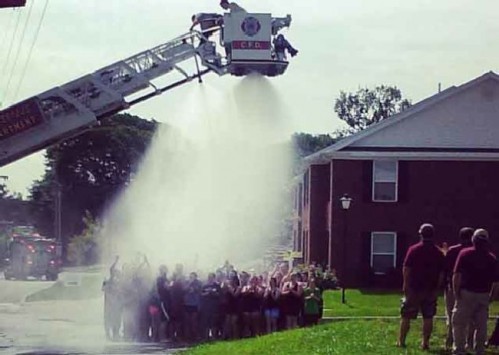 ΗΠΑ: Πυροσβέστες υπέστησαν ηλεκτροπληξία μπουγελώνοντας φοιτητές! (vid+phs)