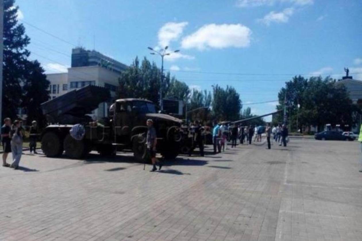 Ουκρανία: Φιλορώσοι υποχρέωσαν αιχμαλώτους πολέμου να παρελάσουν (vids)