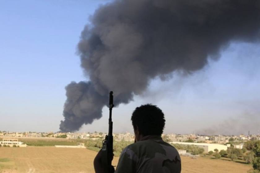 Χωρίς τέλος οι μάχες στη Λιβύη - Κάηκε ο τερματικός σταθμός του αεροδρομίου της Τρίπολης