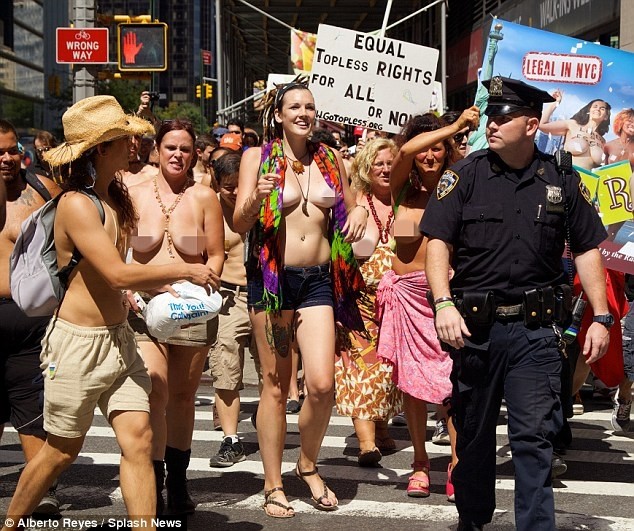 Γυμνόστηθη παρέλαση στη Νέα Υόρκη (pics)