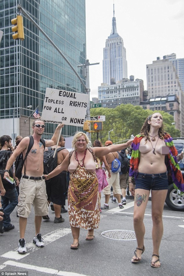 Γυμνόστηθη παρέλαση στη Νέα Υόρκη (pics)