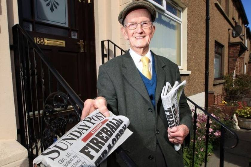 Είναι 100 χρονών και μοιράζει (ακόμα) εφημερίδες!