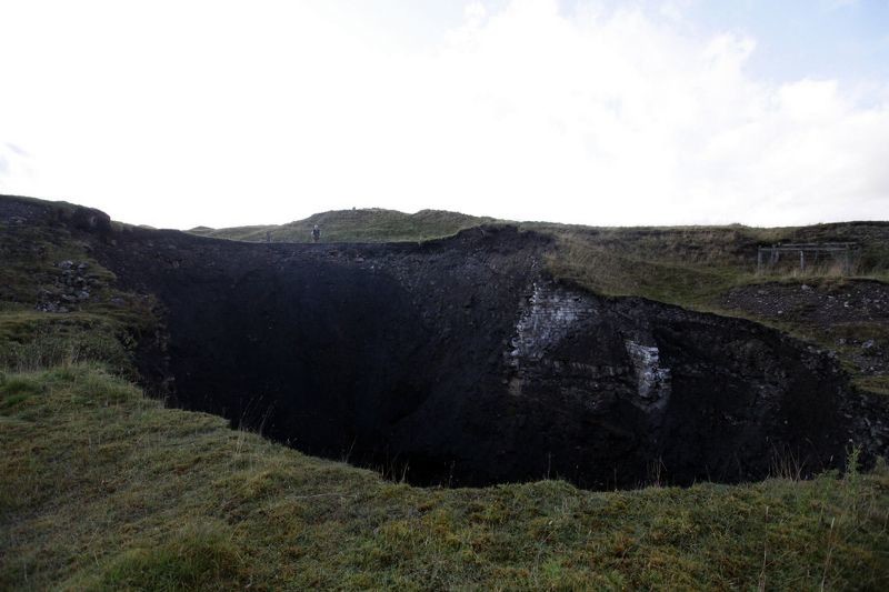 Βρετανία: Έντονη ανησυχία από τεράστιο κρατήρα! (video+photos)