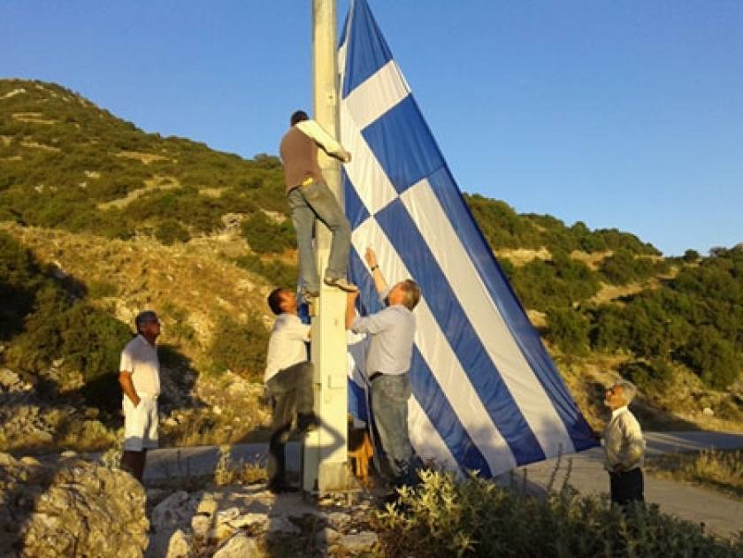 Ύψωσαν ελληνική σημαία 19 τετραγωνικών μέτρων! (pics)