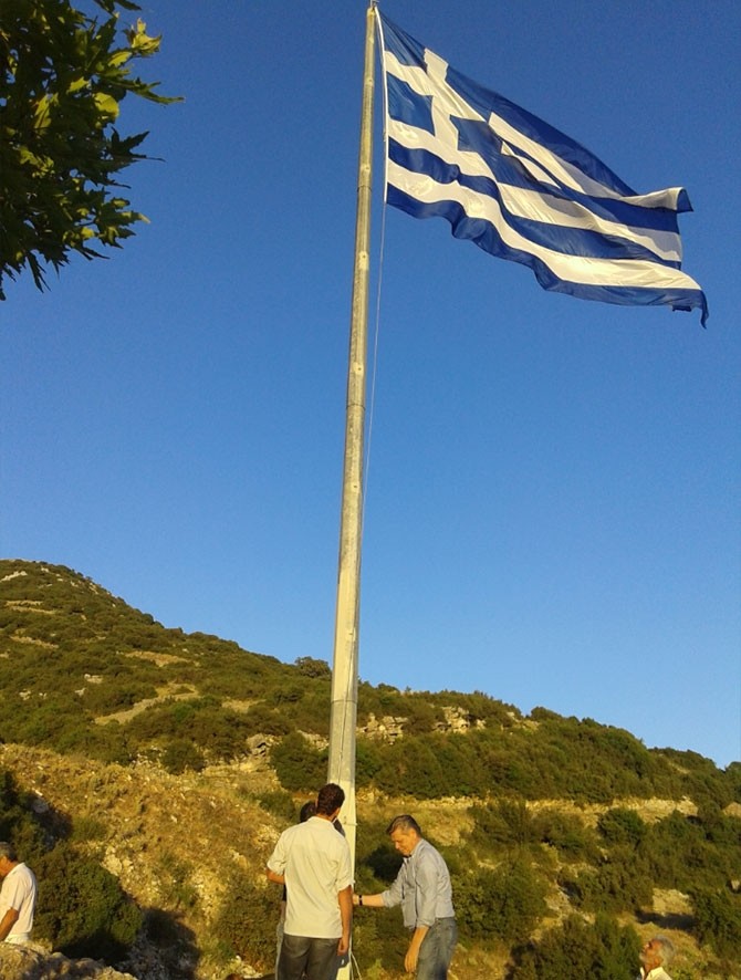 Ύψωσαν ελληνική σημαία 19 τετραγωνικών μέτρων! (pics)