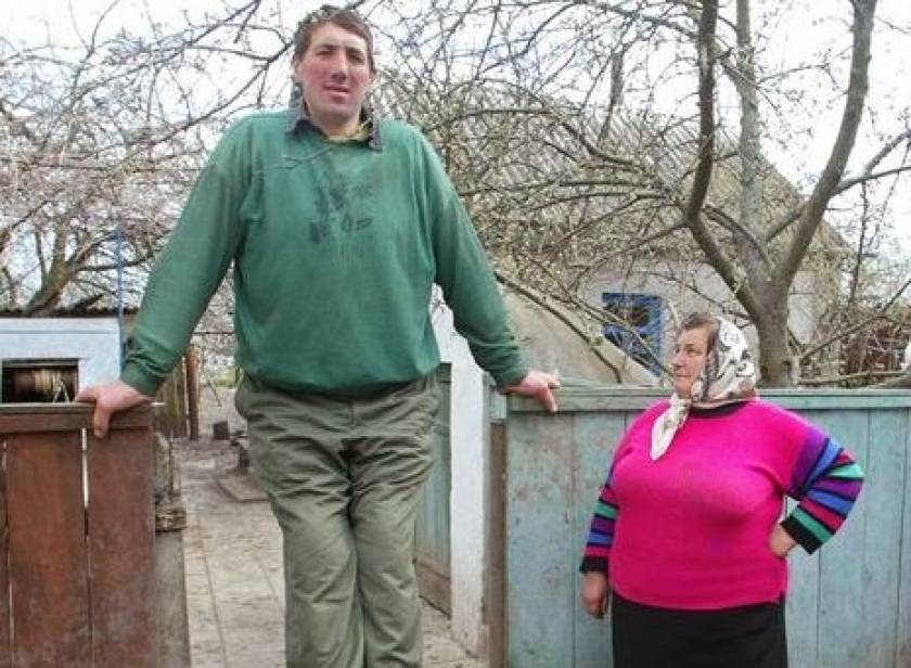 World's tallest man dies aged 44