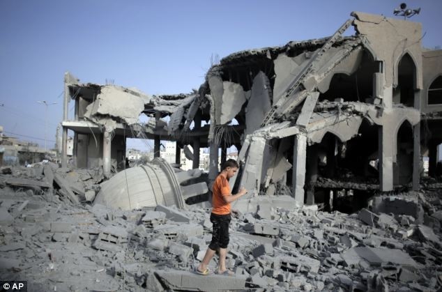 Γάζα: Πρόκληση με κουβάδες γεμάτους... μπάζα! (pics+video)