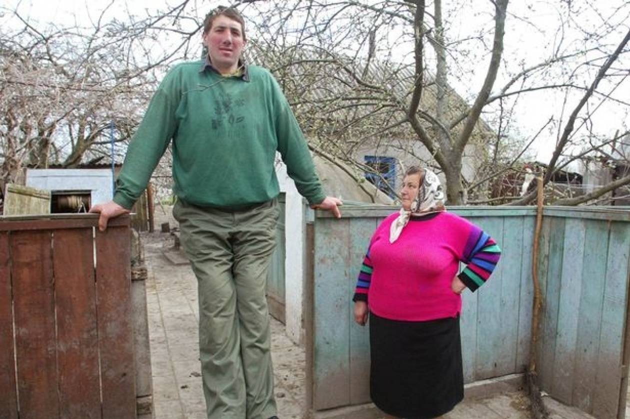 Πέθανε ο ψηλότερος άντρας του κόσμου (εικόνες)