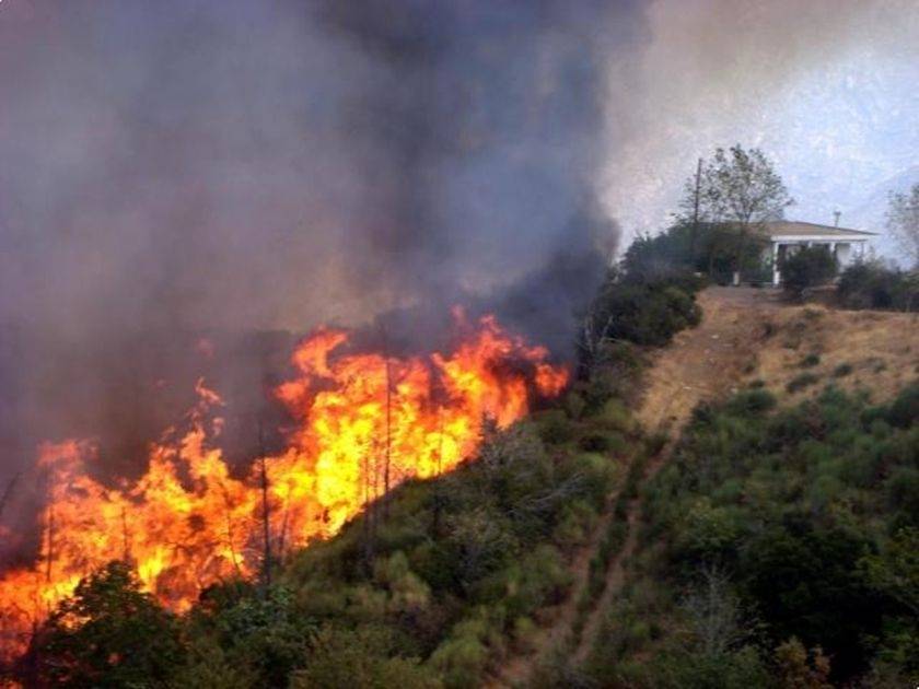 Wildfire continues to burn in Messinia
