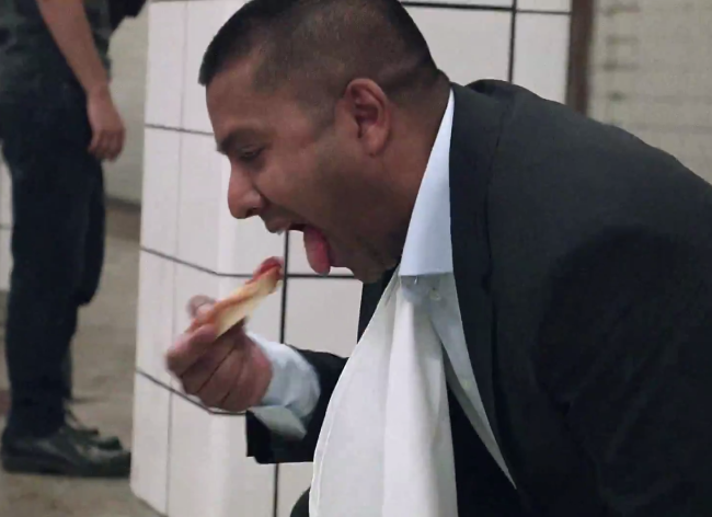 Τορόντο: Δε φαντάζεστε γιατί έφαγε από το πάτωμα του μετρό! (video+photos)